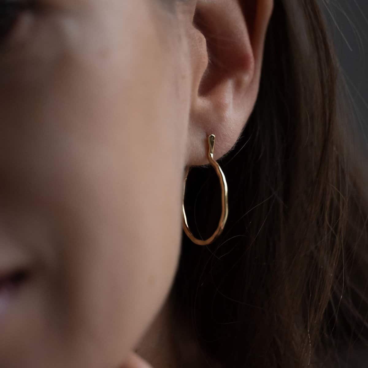 Boucles D'oreilles Petites Créoles Ouvertes - Métal Argenté Vieilli, Ouvragé - Occasion Bon état - Style Bohème