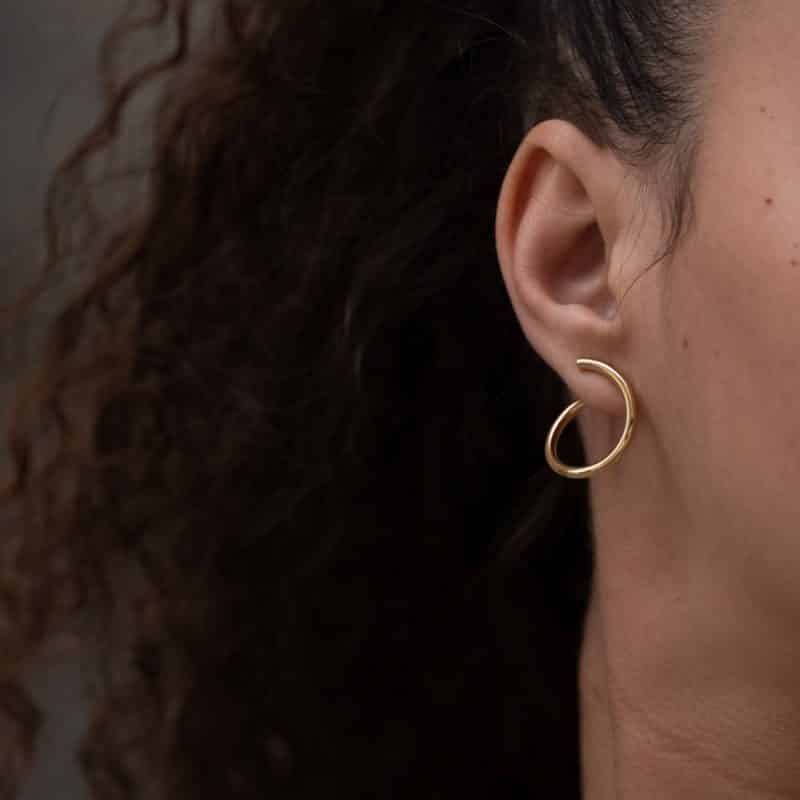 un chic fou Boucle ZOE . Boucle créole large, ouverte, dorée à l'or fin.