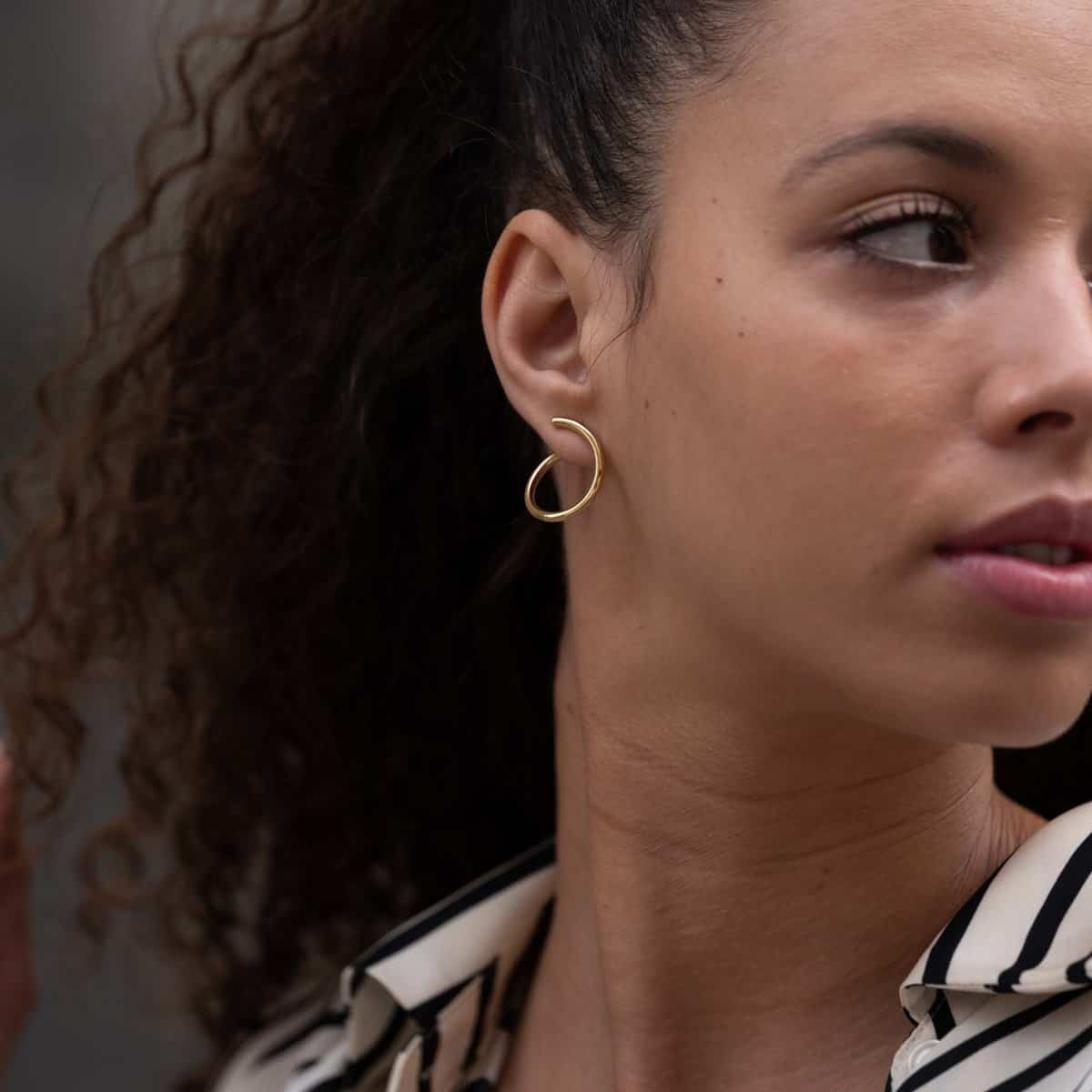 un chic fou Boucle ZOE . Boucle créole large, ouverte, dorée à l'or fin.